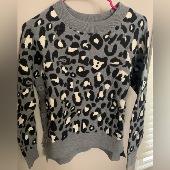 Stella & Dot Gray Leopard Print Sweater, Small, NWT, fits like a Medium size too - Picture 1 of 3